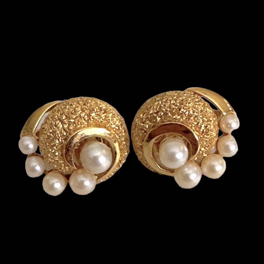 Vintage Crown Trifari faux pearl clip on earrings